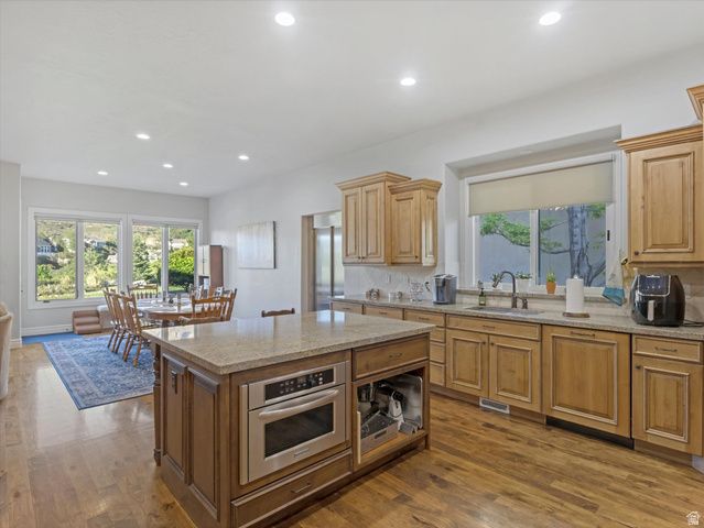 3077 E SCENIC VALLEY LN, Sandy, UT 84092