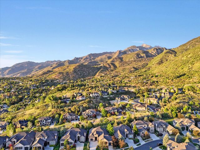 3077 E SCENIC VALLEY LN, Sandy, UT 84092