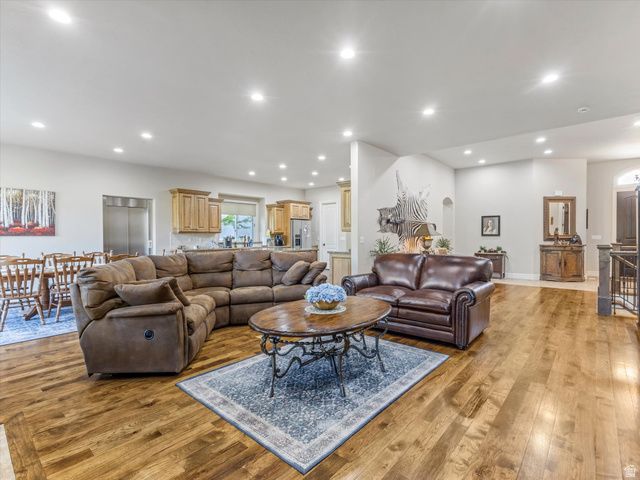 3077 E SCENIC VALLEY LN, Sandy, UT 84092