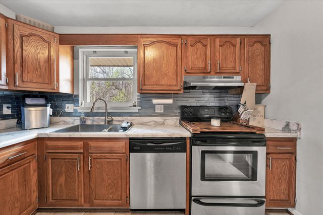 1740 Parker LN, Vinton, VA 24179