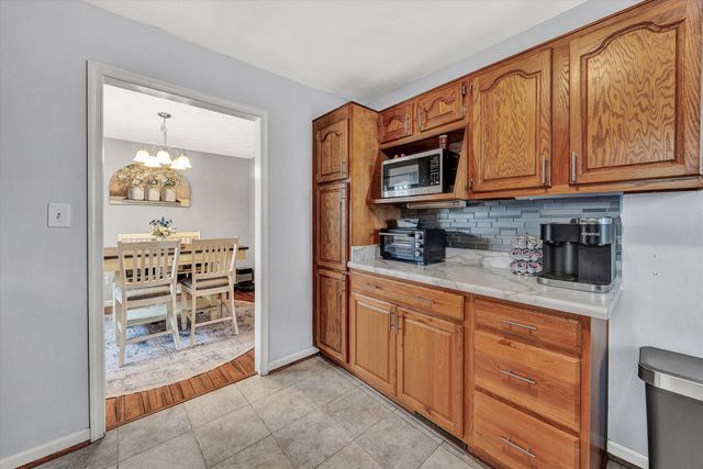 1740 Parker LN, Vinton, VA 24179