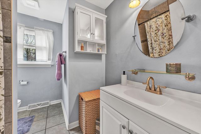 1740 Parker LN, Vinton, VA 24179