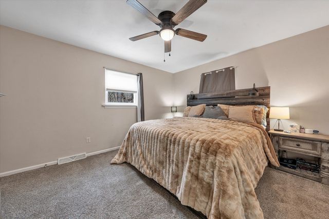 1740 Parker LN, Vinton, VA 24179