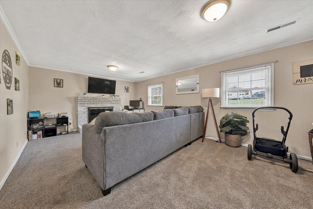 1740 Parker LN, Vinton, VA 24179