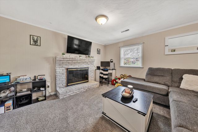 1740 Parker LN, Vinton, VA 24179