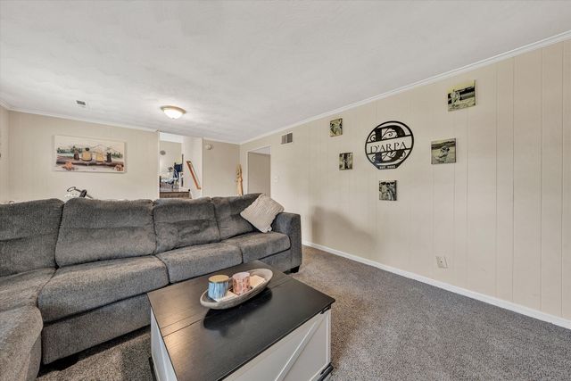 1740 Parker LN, Vinton, VA 24179