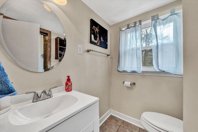 1740 Parker LN, Vinton, VA 24179