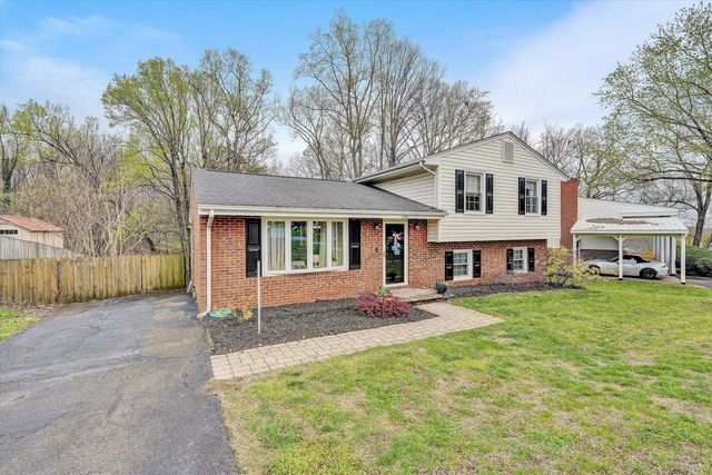 1740 Parker LN, Vinton, VA 24179