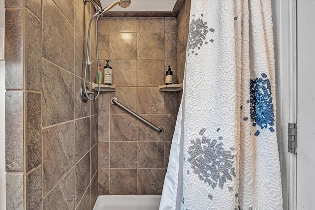 1740 Parker LN, Vinton, VA 24179