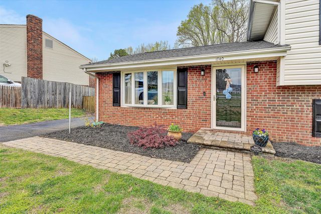 1740 Parker LN, Vinton, VA 24179