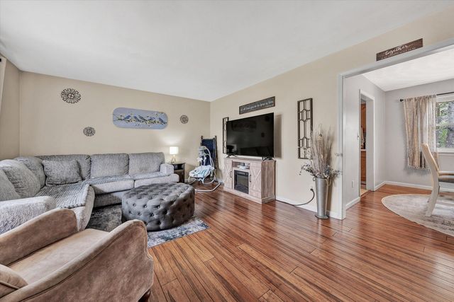 1740 Parker LN, Vinton, VA 24179