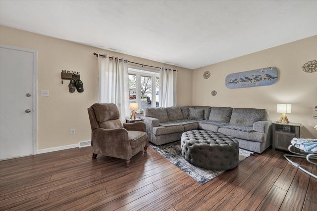 1740 Parker LN, Vinton, VA 24179