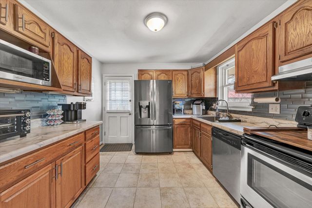 1740 Parker LN, Vinton, VA 24179