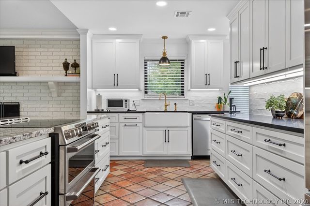 2301 Camden Court, Bartlesville, OK 74006