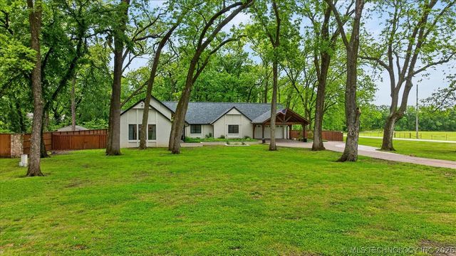 2301 Camden Court, Bartlesville, OK 74006