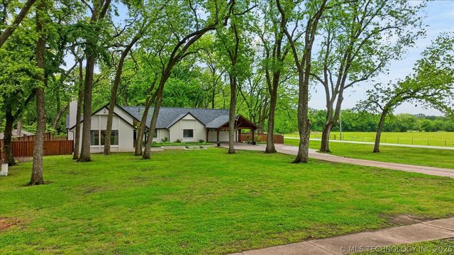 2301 Camden Court, Bartlesville, OK 74006