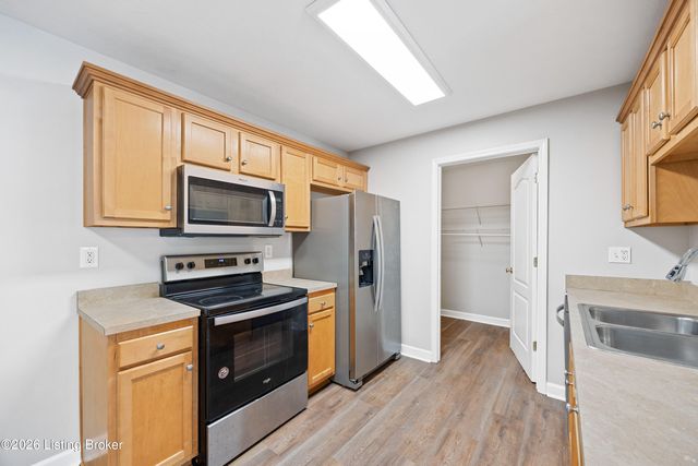7300 Saint Andrews Woods Cir 203, Louisville, KY 40214