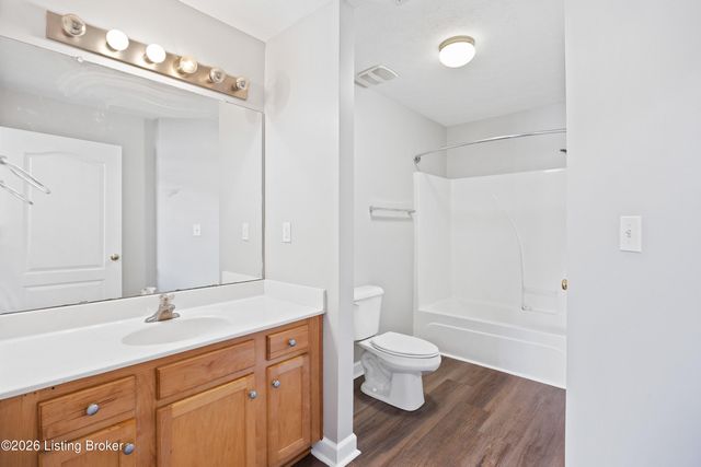 7300 Saint Andrews Woods Cir 203, Louisville, KY 40214