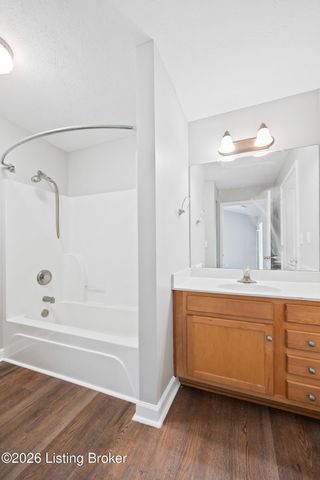 7300 Saint Andrews Woods Cir 203, Louisville, KY 40214