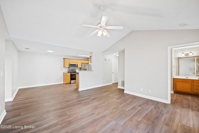 7300 Saint Andrews Woods Cir 203, Louisville, KY 40214