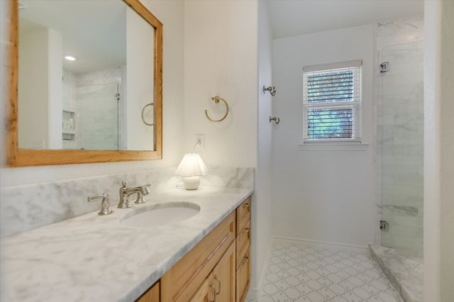 316 Mountain View Dr, Sunrise Beach, TX 78643