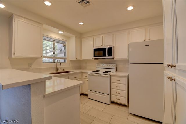 6867 Tamarus Street 202, Las Vegas, NV 89119