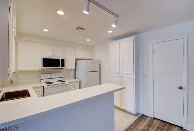 6867 Tamarus Street 202, Las Vegas, NV 89119