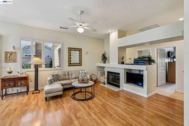 989 Carter St, Folsom, CA 95630