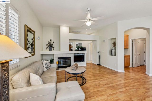 989 Carter St, Folsom, CA 95630