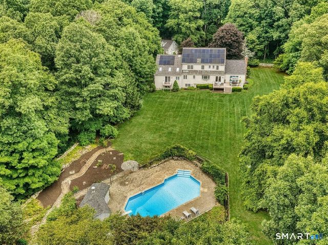 17 Plumtrees Road, Newtown, CT 06470