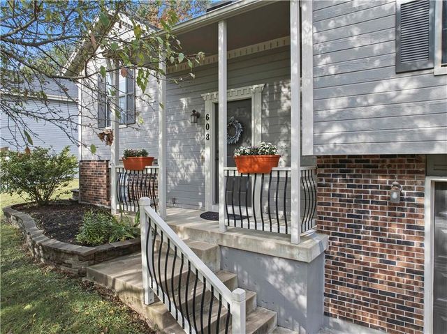 608 SE Pendleton Drive, Lee's Summit, MO 64063