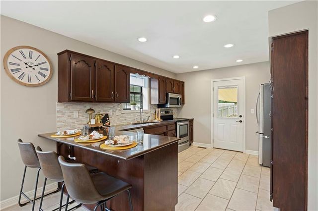 608 SE Pendleton Drive, Lee's Summit, MO 64063
