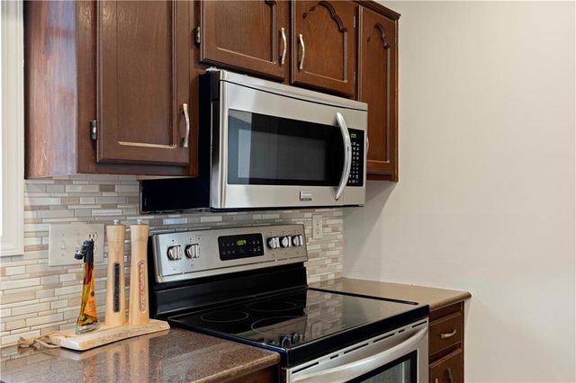 608 SE Pendleton Drive, Lee's Summit, MO 64063