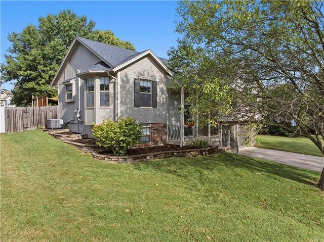 608 SE Pendleton Drive, Lee's Summit, MO 64063