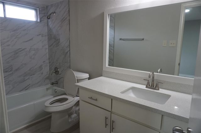 1915 Normal Park Drive A, Huntsville, TX 77340