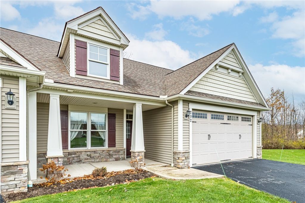 292 Carriage Path Court, Webster, NY 14580