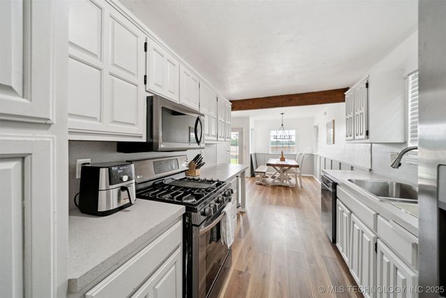 321 W 50th Place, Sand Springs, OK 74063