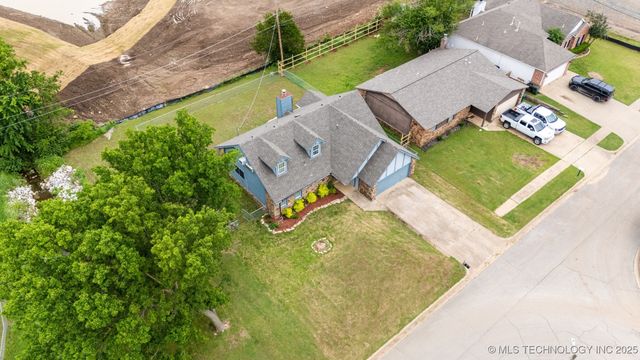 321 W 50th Place, Sand Springs, OK 74063