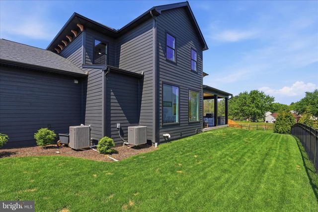 5848 WILD LILAC DR, East Petersburg, PA 17520