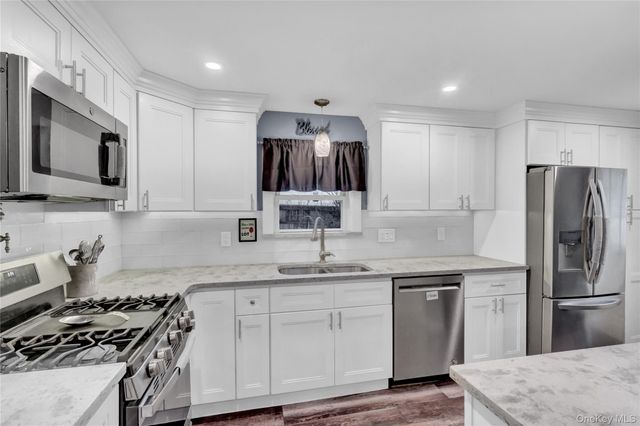 27 Kirby Lane, Ronkonkoma, NY 11779