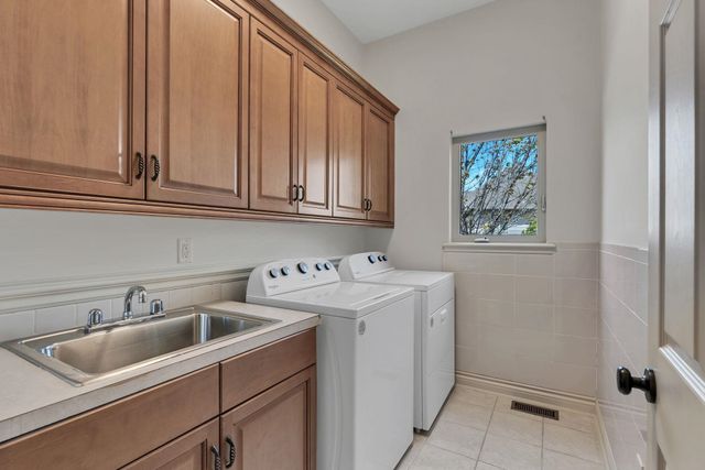 2014 N Paddock Green Ct, Wichita, KS 67206
