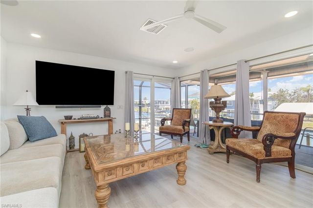 240 Driftwood LN, Fort Myers Beach, FL 33931