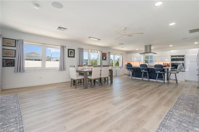 240 Driftwood LN, Fort Myers Beach, FL 33931