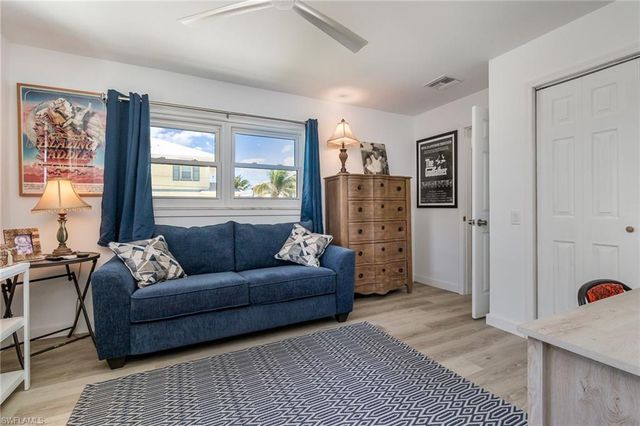 240 Driftwood LN, Fort Myers Beach, FL 33931