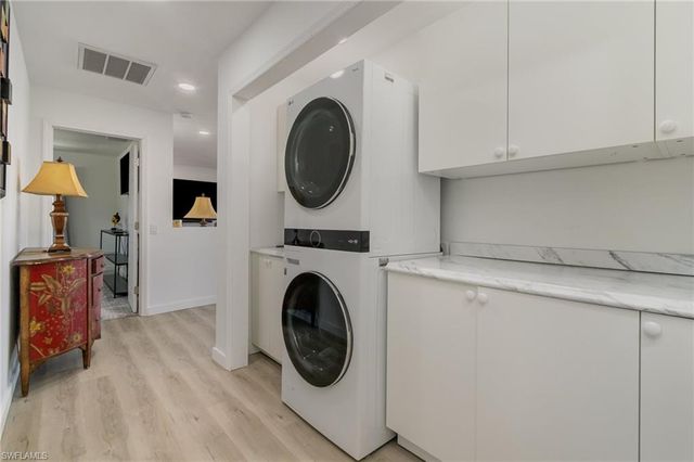 240 Driftwood LN, Fort Myers Beach, FL 33931