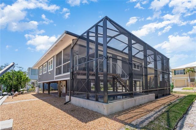 240 Driftwood LN, Fort Myers Beach, FL 33931