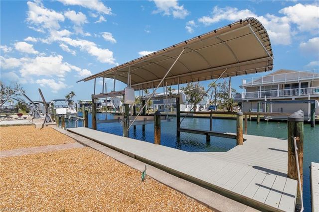 240 Driftwood LN, Fort Myers Beach, FL 33931