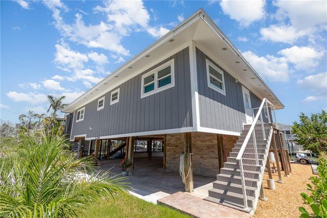 240 Driftwood LN, Fort Myers Beach, FL 33931