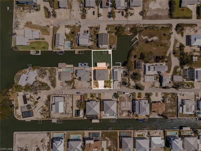 240 Driftwood LN, Fort Myers Beach, FL 33931