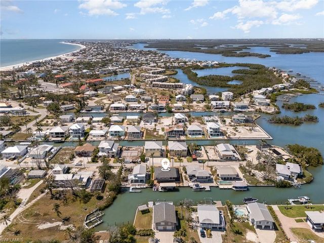 240 Driftwood LN, Fort Myers Beach, FL 33931